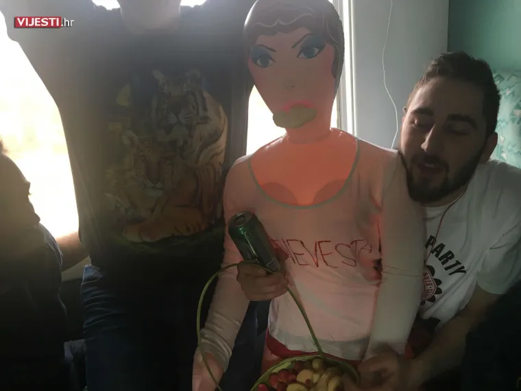 Urnebes u HŽ-u: u vlak Zurich - Beograd unijeli lutku za napuhavanje i dijelili falusiodne kolačiće