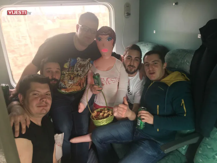 Urnebes u HŽ-u: u vlak Zurich - Beograd unijeli lutku za napuhavanje i dijelili falusiodne kolačiće