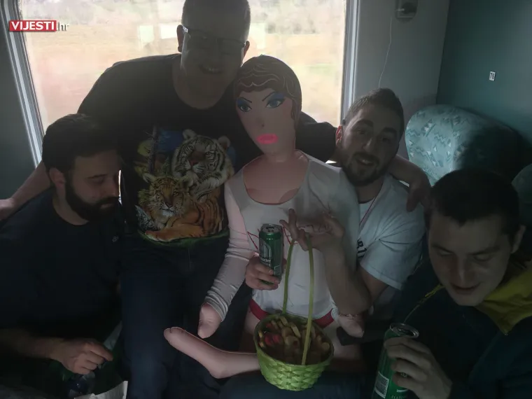 Urnebes u HŽ-u: u vlak Zurich - Beograd unijeli lutku za napuhavanje i dijelili falusiodne kolačiće