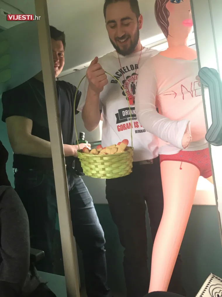 Urnebes u HŽ-u: u vlak Zurich - Beograd unijeli lutku za napuhavanje i dijelili falusiodne kolačiće