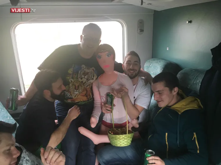 Urnebes u HŽ-u: u vlak Zurich - Beograd unijeli lutku za napuhavanje i dijelili falusiodne kolačiće