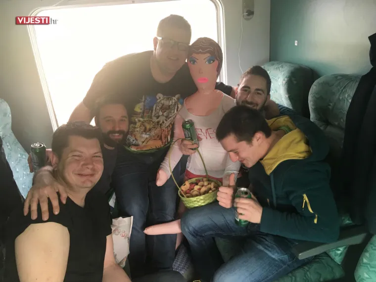 Urnebes u HŽ-u: u vlak Zurich - Beograd unijeli lutku za napuhavanje i dijelili falusiodne kolačiće