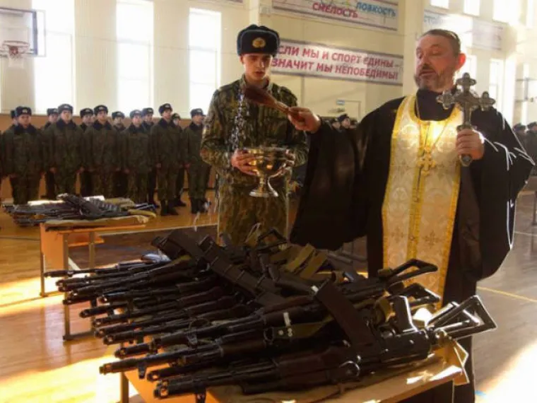 SVEĆENICI ĆE STVARNO POSVETITI SVE &Scaron;TO IM DOĐE POD RUKE: Od pu&scaron;aka do nosača aviona, važno da je vodica u rukama