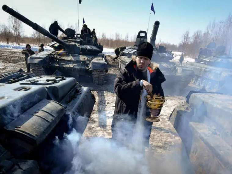 SVEĆENICI ĆE STVARNO POSVETITI SVE &Scaron;TO IM DOĐE POD RUKE: Od pu&scaron;aka do nosača aviona, važno da je vodica u rukama