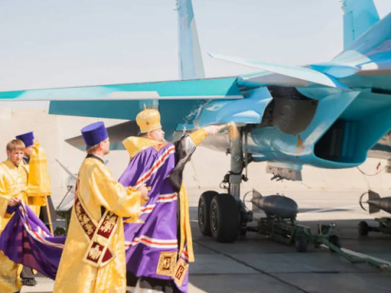 SVEĆENICI ĆE STVARNO POSVETITI SVE &Scaron;TO IM DOĐE POD RUKE: Od pu&scaron;aka do nosača aviona, važno da je vodica u rukama