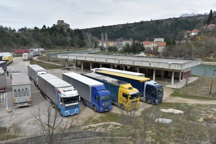 KAOS PREMA MORU: Orkanska bura na istom mjestu na cesti Gračac - Zaton Obrovački prevrnula dva kamiona