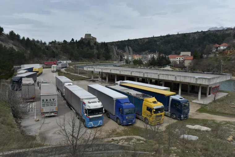 KAOS PREMA MORU: Orkanska bura na istom mjestu na cesti Gračac - Zaton Obrovački prevrnula dva kamiona