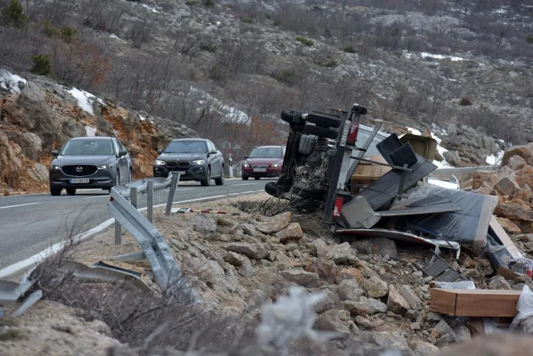 KAOS PREMA MORU: Orkanska bura na istom mjestu na cesti Gračac - Zaton Obrovački prevrnula dva kamiona