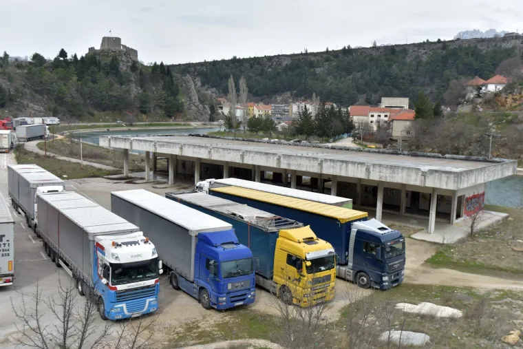 KAOS PREMA MORU: Orkanska bura na istom mjestu na cesti Gračac - Zaton Obrovački prevrnula dva kamiona