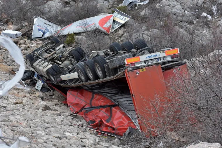 KAOS PREMA MORU: Orkanska bura na istom mjestu na cesti Gračac - Zaton Obrovački prevrnula dva kamiona