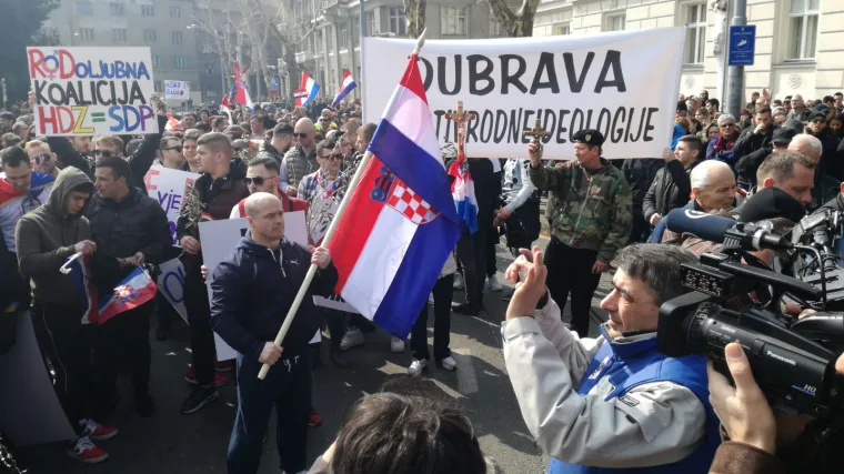 Tisuće ljudi protiv IK: prosvjednici Plenkoviću pjevali 'kunem ti se Bogom, neću vi&scaron;e s tobom, Andreja'