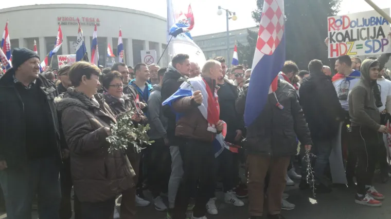 Tisuće ljudi protiv IK: prosvjednici Plenkoviću pjevali 'kunem ti se Bogom, neću vi&scaron;e s tobom, Andreja'