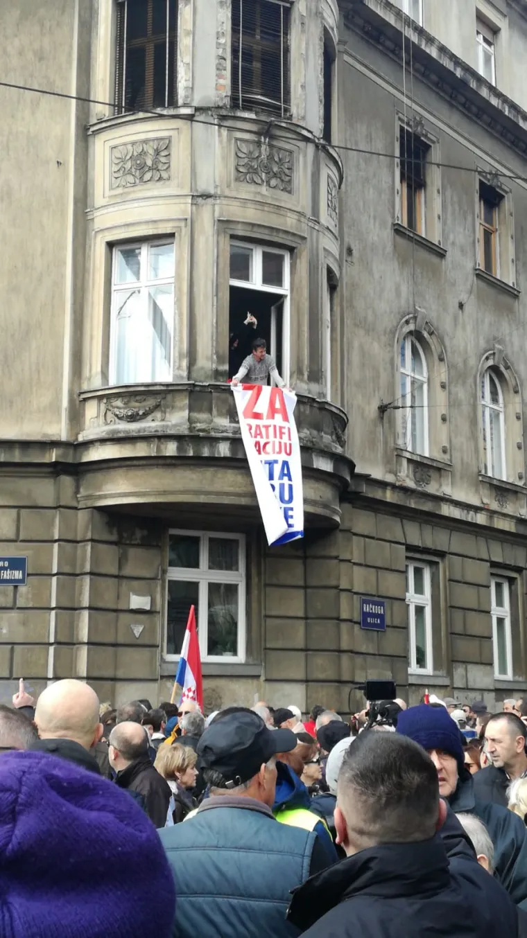 Tisuće ljudi protiv IK: prosvjednici Plenkoviću pjevali 'kunem ti se Bogom, neću vi&scaron;e s tobom, Andreja'