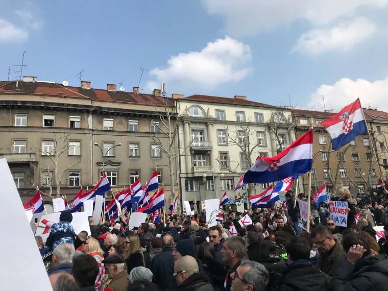 Tisuće ljudi protiv IK: prosvjednici Plenkoviću pjevali 'kunem ti se Bogom, neću vi&scaron;e s tobom, Andreja'