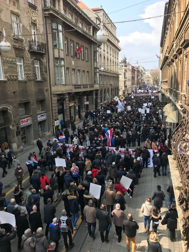 Tisuće ljudi protiv IK: prosvjednici Plenkoviću pjevali 'kunem ti se Bogom, neću vi&scaron;e s tobom, Andreja'