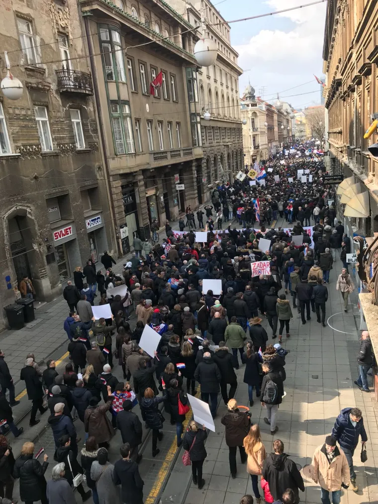 Tisuće ljudi protiv IK: prosvjednici Plenkoviću pjevali 'kunem ti se Bogom, neću vi&scaron;e s tobom, Andreja'