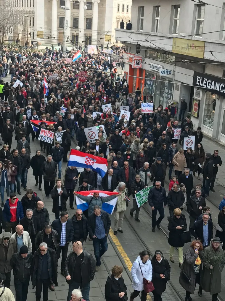 Tisuće ljudi protiv IK: prosvjednici Plenkoviću pjevali 'kunem ti se Bogom, neću vi&scaron;e s tobom, Andreja'