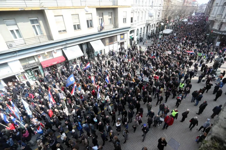 FOTOGALERIJA: Tisuće ljudi okupilo se na prosvjedu protiv ratifikacije Istanbulske konferencije