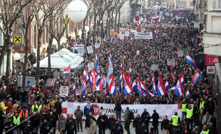 FOTOGALERIJA: Tisuće ljudi okupilo se na prosvjedu protiv ratifikacije Istanbulske konferencije