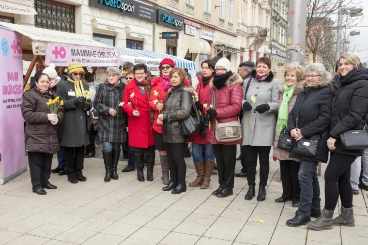 Na Trgu Ante Starčevića  u Osijeku članice MAMMAE Osijek tradicionalno su obiljezile Dan narcisa.