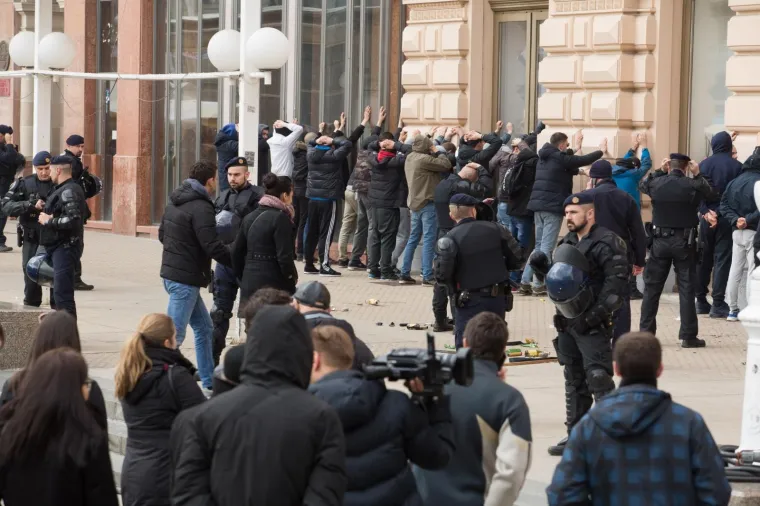 ONI SU RAZBIJALI CENTAR ZAGREBA: Čeka se potvrda policije, no čini se da su u pitanju navijači pristigli na utakmicu