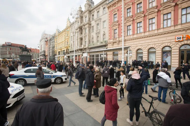 ONI SU RAZBIJALI CENTAR ZAGREBA: Čeka se potvrda policije, no čini se da su u pitanju navijači pristigli na utakmicu