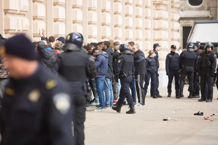 ONI SU RAZBIJALI CENTAR ZAGREBA: Čeka se potvrda policije, no čini se da su u pitanju navijači pristigli na utakmicu