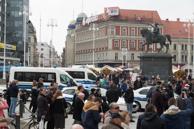 ONI SU RAZBIJALI CENTAR ZAGREBA: Čeka se potvrda policije, no čini se da su u pitanju navijači pristigli na utakmicu