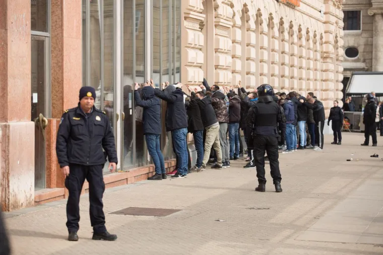 ONI SU RAZBIJALI CENTAR ZAGREBA: Čeka se potvrda policije, no čini se da su u pitanju navijači pristigli na utakmicu