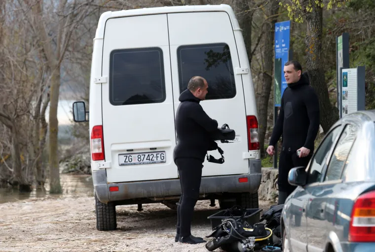 'Trojica maloljetnika koji su doplivali do obale zadržani su u bolnici, a za četvrtim maloljetnikom potraga traje i dalje'