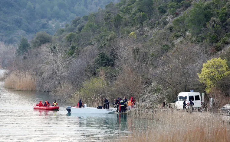 'Trojica maloljetnika koji su doplivali do obale zadržani su u bolnici, a za četvrtim maloljetnikom potraga traje i dalje'