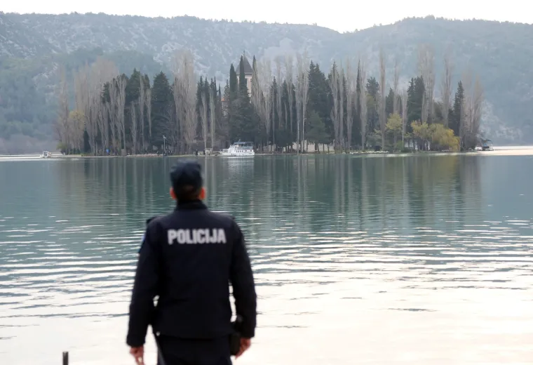 'Trojica maloljetnika koji su doplivali do obale zadržani su u bolnici, a za četvrtim maloljetnikom potraga traje i dalje'