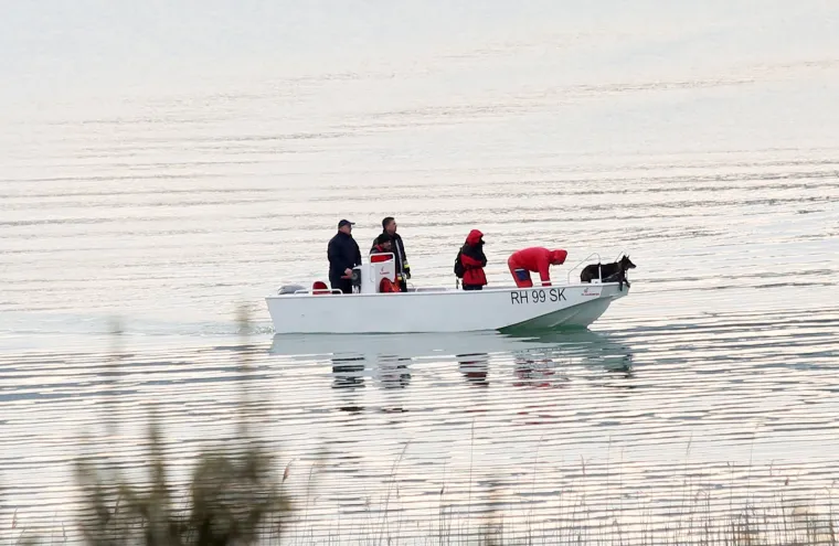 'Trojica maloljetnika koji su doplivali do obale zadržani su u bolnici, a za četvrtim maloljetnikom potraga traje i dalje'