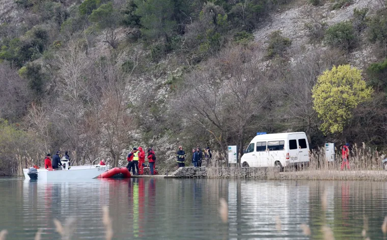 'Trojica maloljetnika koji su doplivali do obale zadržani su u bolnici, a za četvrtim maloljetnikom potraga traje i dalje'