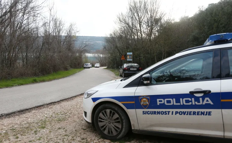 'Trojica maloljetnika koji su doplivali do obale zadržani su u bolnici, a za četvrtim maloljetnikom potraga traje i dalje'