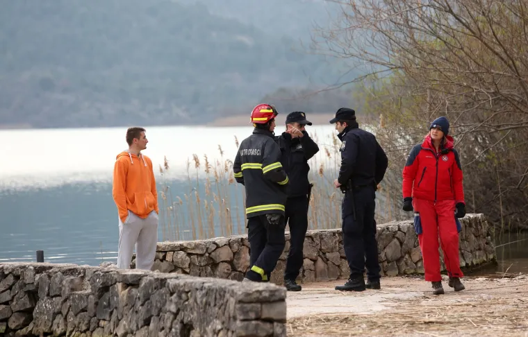 'Trojica maloljetnika koji su doplivali do obale zadržani su u bolnici, a za četvrtim maloljetnikom potraga traje i dalje'