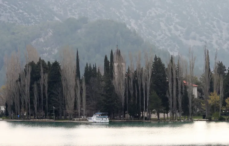 'Trojica maloljetnika koji su doplivali do obale zadržani su u bolnici, a za četvrtim maloljetnikom potraga traje i dalje'