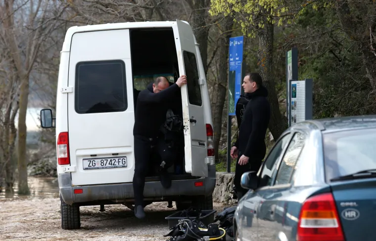 'Trojica maloljetnika koji su doplivali do obale zadržani su u bolnici, a za četvrtim maloljetnikom potraga traje i dalje'