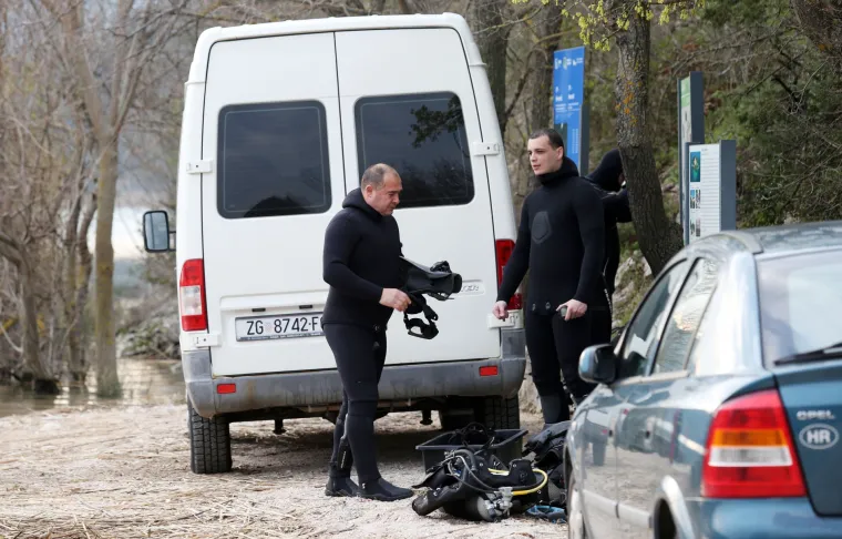 'Trojica maloljetnika koji su doplivali do obale zadržani su u bolnici, a za četvrtim maloljetnikom potraga traje i dalje'