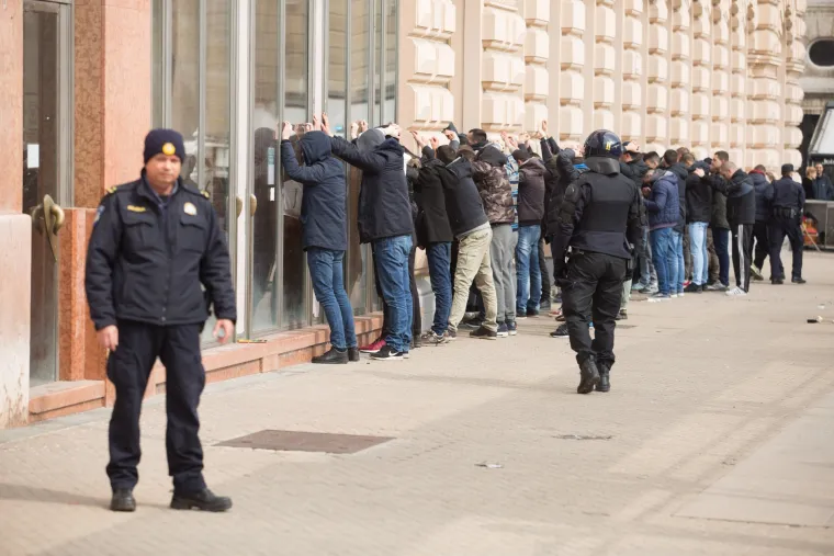 Policija privela veliku skupinu ljudi koja je razbijala po sredi&scaron;tu Zagreba