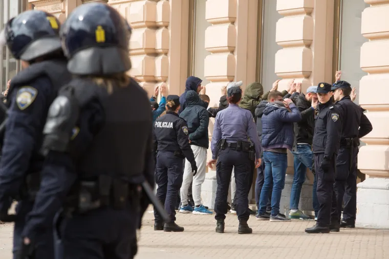 Policija privela veliku skupinu ljudi koja je razbijala po sredi&scaron;tu Zagreba