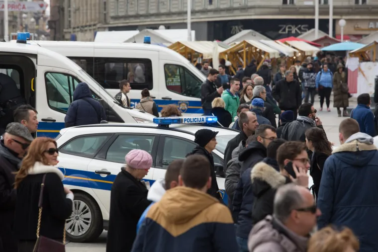 Policija privela veliku skupinu ljudi koja je razbijala po sredi&scaron;tu Zagreba