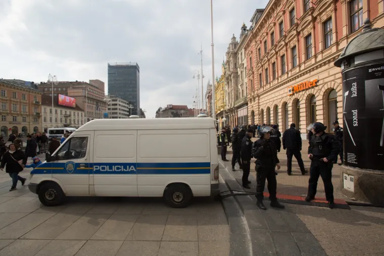 Policija privela veliku skupinu ljudi koja je razbijala po sredi&scaron;tu Zagreba