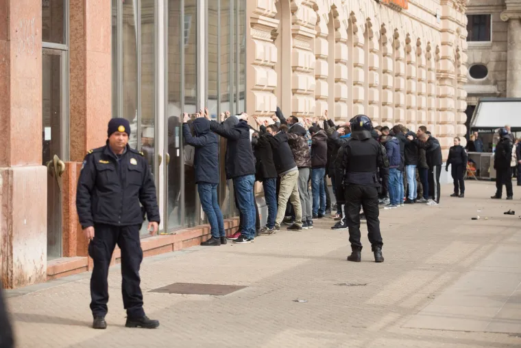 Policija privela veliku skupinu ljudi koja je razbijala po sredi&scaron;tu Zagreba