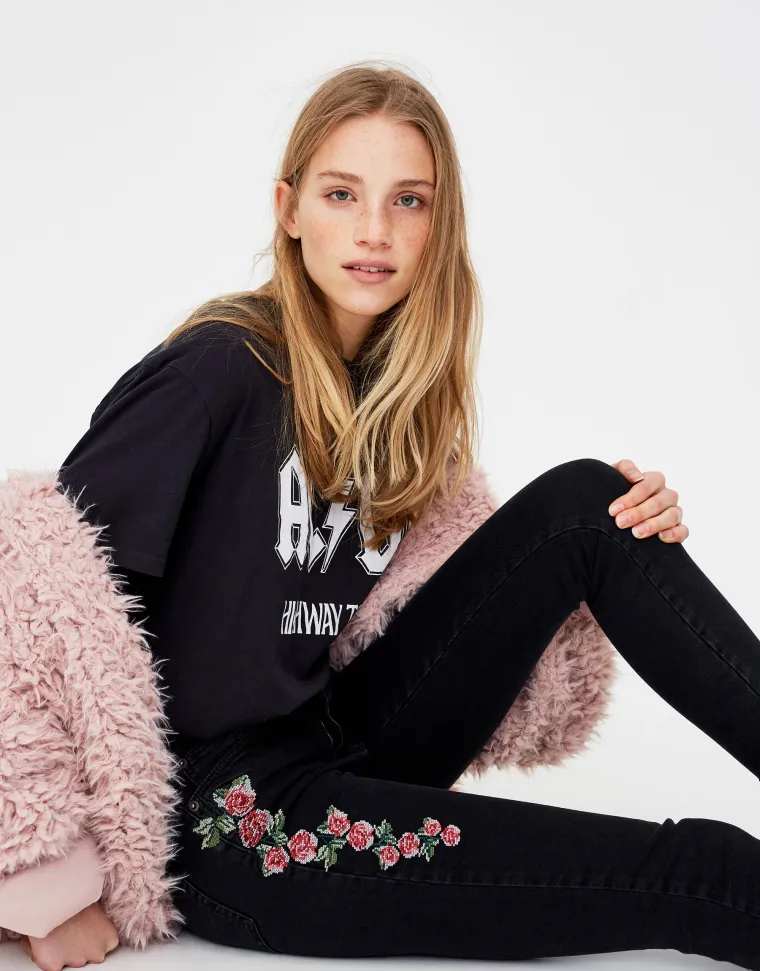 Crne izvezene traperice, Pull&amp;Bear, 160,90 kuna