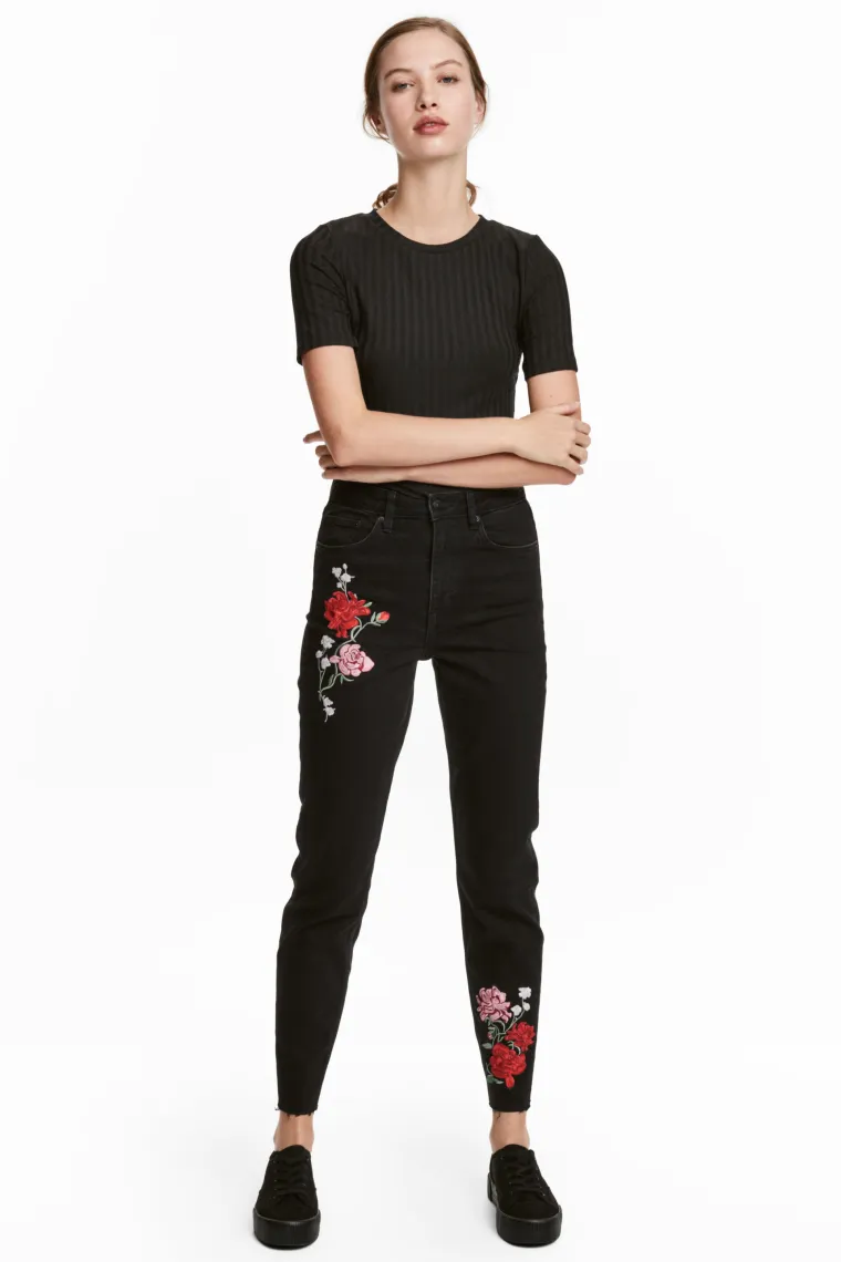Crne slim mom jeans s izvezenim cvijećem, H&amp;M, 259,56 kuna