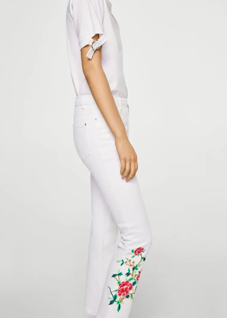 Cropped bijele traperice s izvezenim cvijećem, Mango, 349,90 kuna