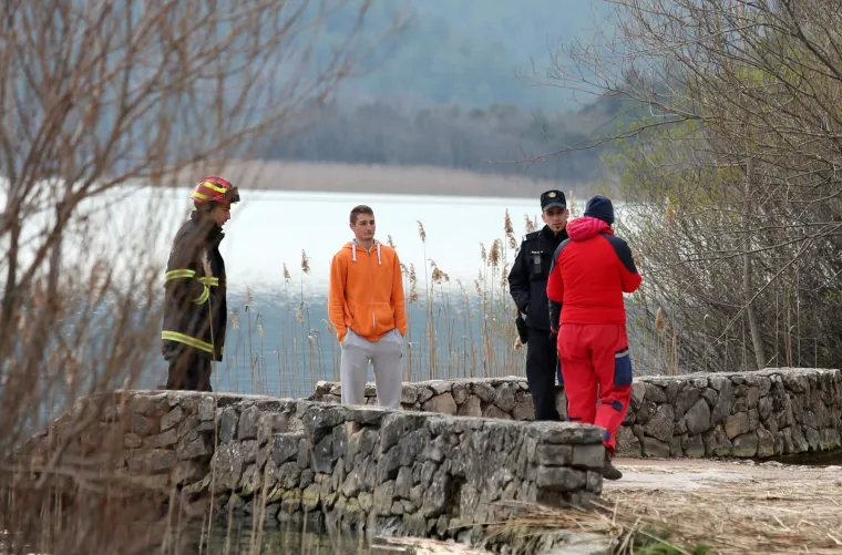 VELIKA POTRAGA NAKON PREVRTANJA BRODICE: Jedan od četiri maloljetnika nije isplivao na obalu nakon prevrtanja čamca