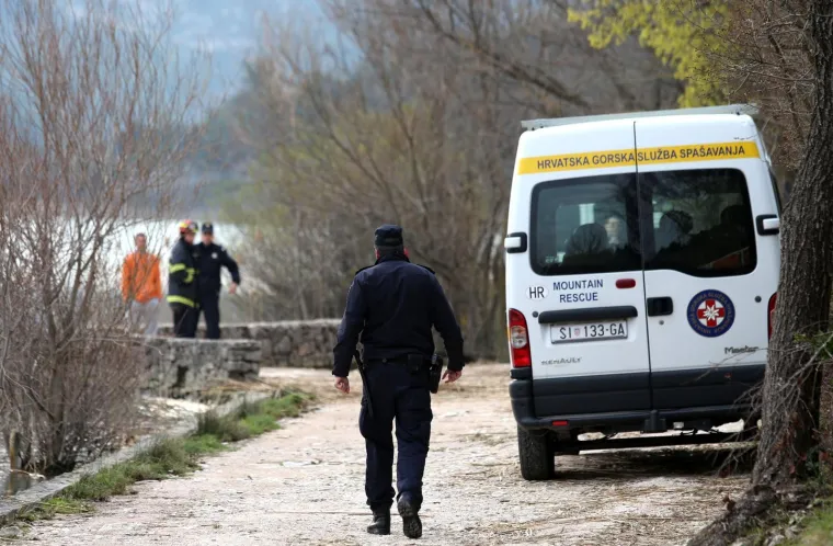 VELIKA POTRAGA NAKON PREVRTANJA BRODICE: Jedan od četiri maloljetnika nije isplivao na obalu nakon prevrtanja čamca