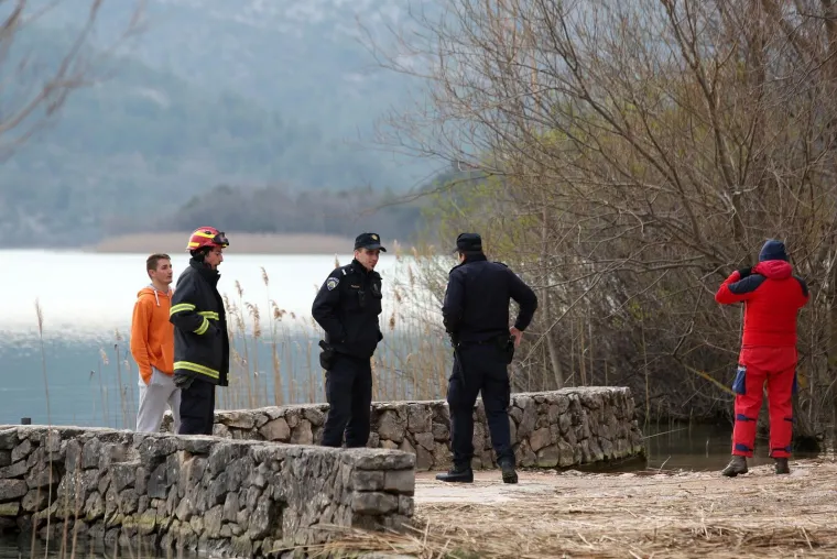VELIKA POTRAGA NAKON PREVRTANJA BRODICE: Jedan od četiri maloljetnika nije isplivao na obalu nakon prevrtanja čamca